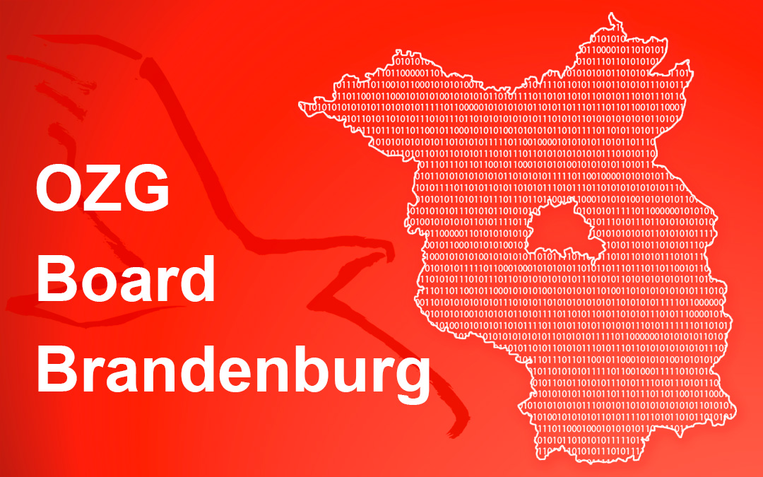 Roter Hintergrund mit weißer Ländergrenze Brandenburg eingezeichnet. Der weiße Schriftzug im Vordergrund lautet OZG Board Brandenburg.