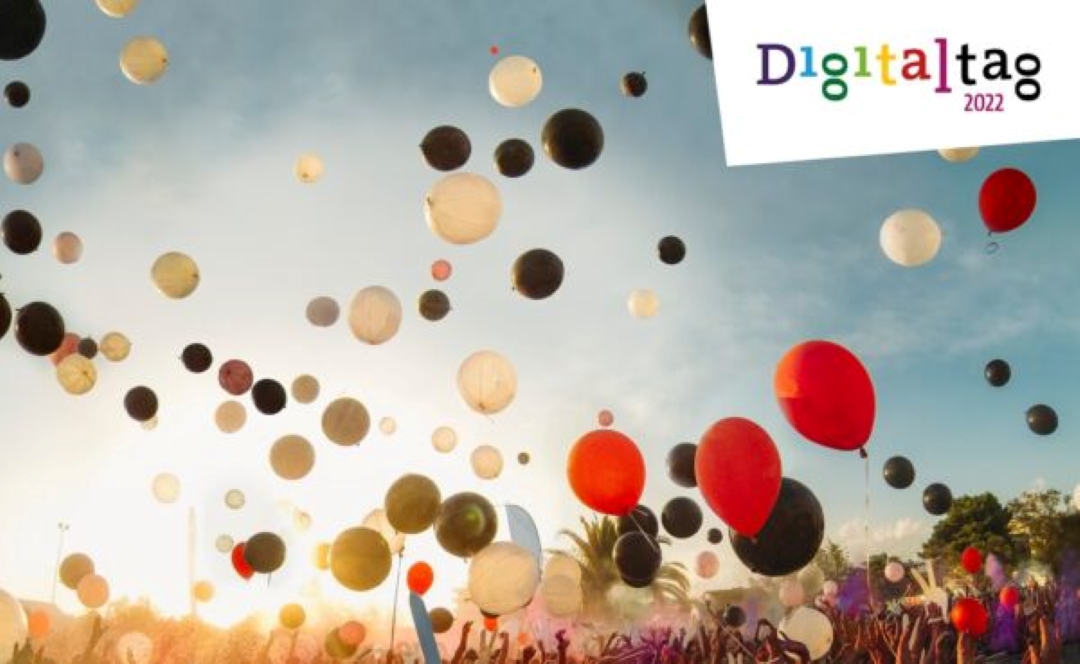 Luftballons in der Luft und am rechten Rand die Überschrift Digitaltag 2022