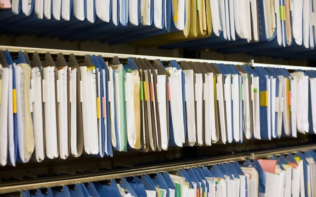 Ein Registerschrank mit Papierakten