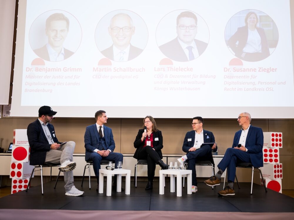 Diskussionsrunde beim Brandenburger Digitaltag. Auf den Stühlen sitzen Benjamin Grimm, Martin Schallbruch, Lars Thielecke, Susanne Ziegler und Björn Stecher.