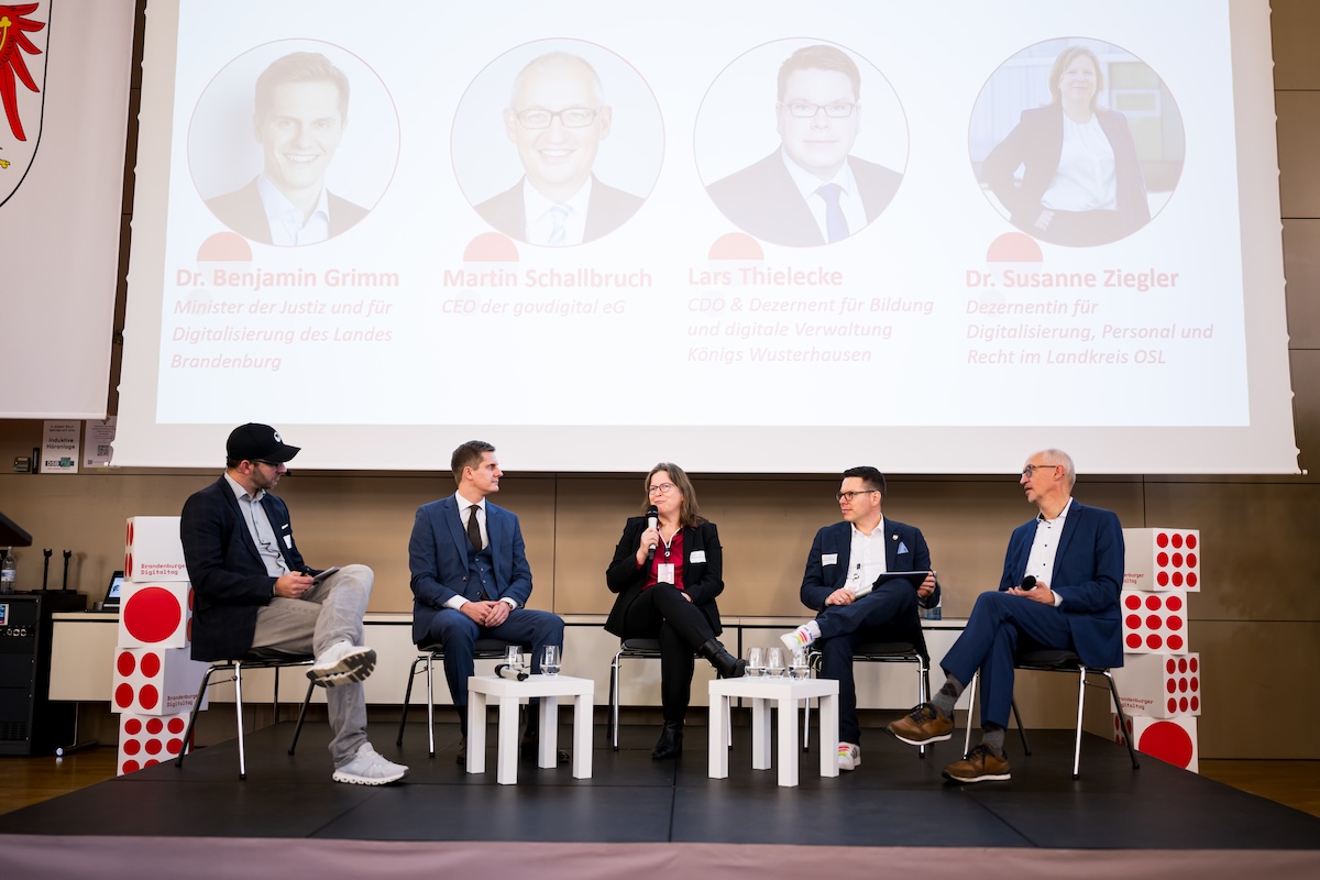 Diskussionsrunde beim Brandenburger Digitaltag. Auf den Stühlen sitzen Benjamin Grimm, Martin Schallbruch, Lars Thielecke, Susanne Ziegler und Björn Stecher.