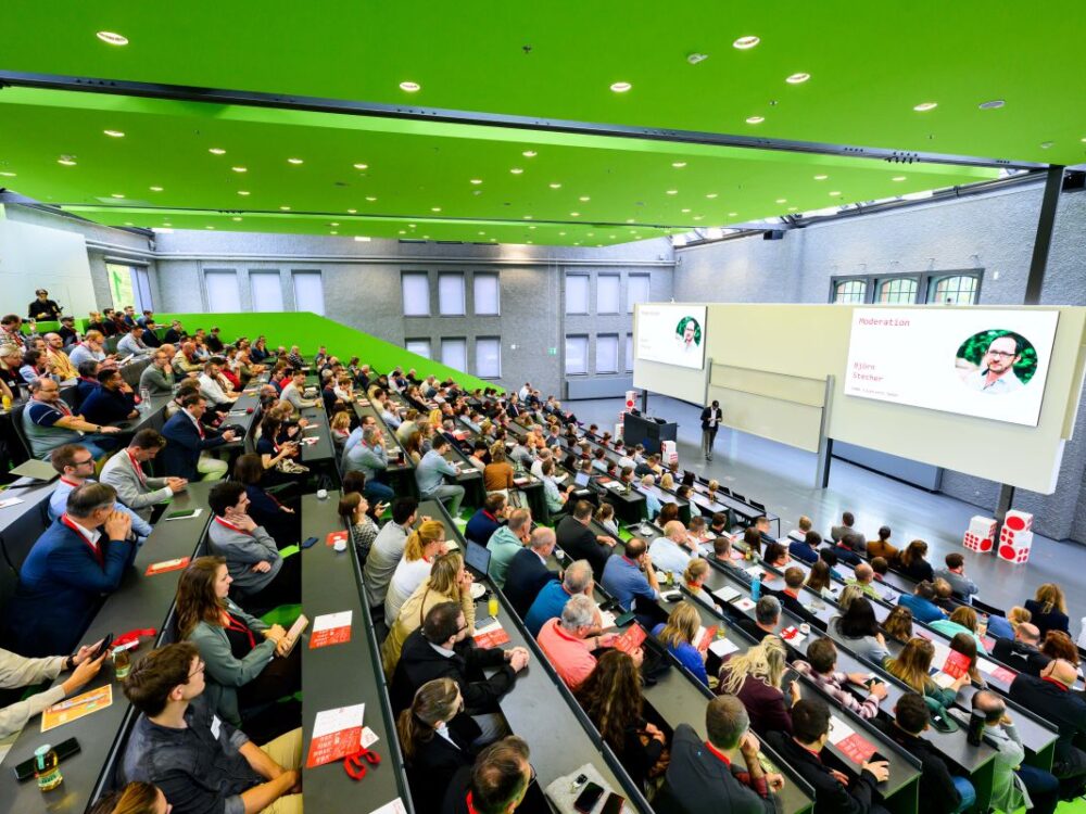 Das Foto zeigt einen Hörsaal mit Menschen an der TH Wildau im Rahmen des Brandenburger Digitaltags 2026.
