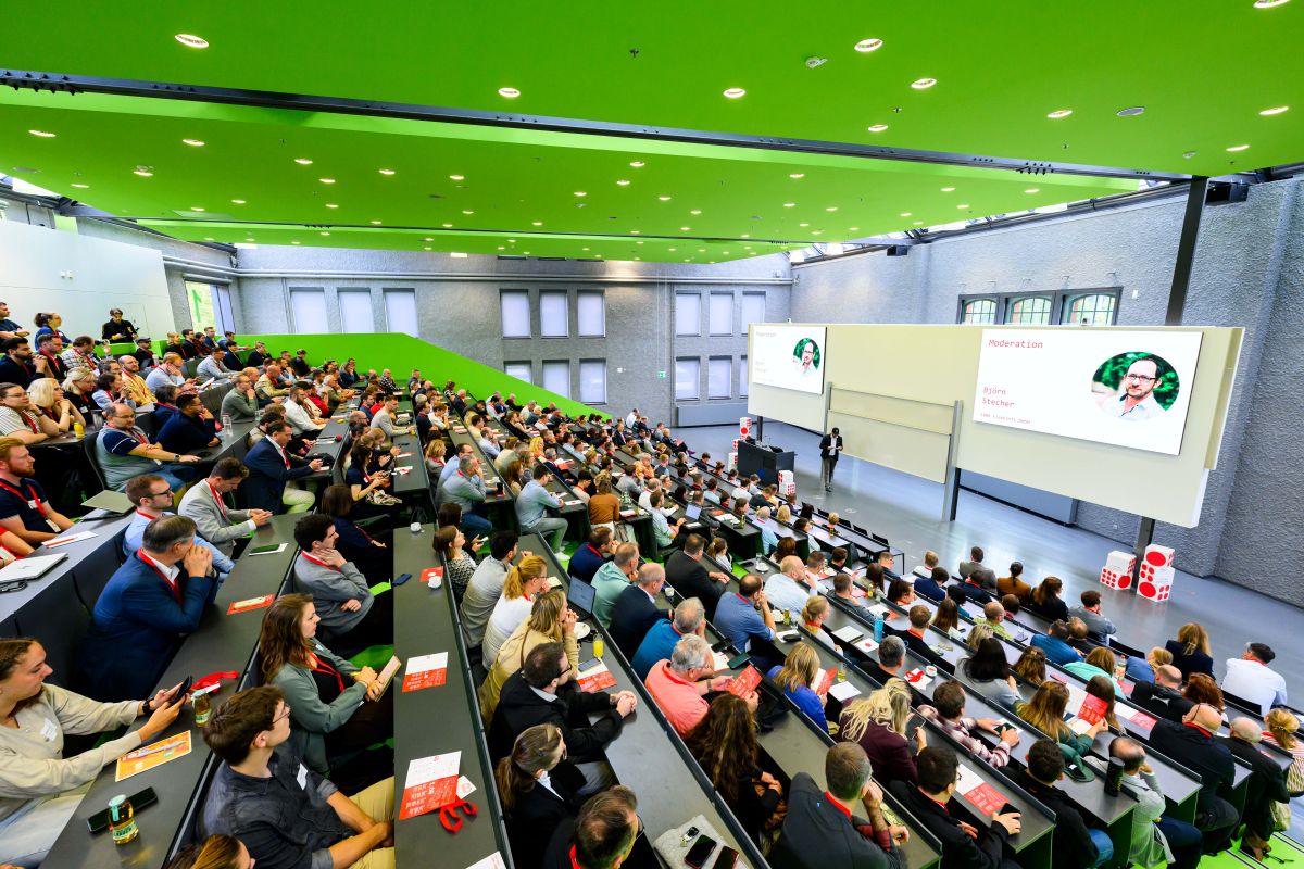 Das Foto zeigt einen Hörsaal mit Menschen an der TH Wildau im Rahmen des Brandenburger Digitaltags 2026.